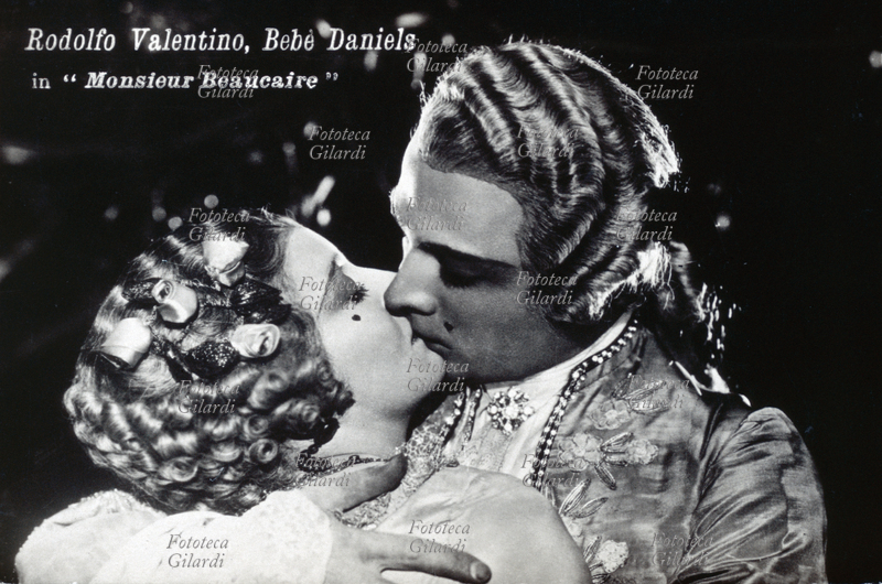 Rudolph VALENTINO (Rodolfo Guglielmi, 1895-1926) insieme a Bebé Daniels in un bacio appassionato dal film \