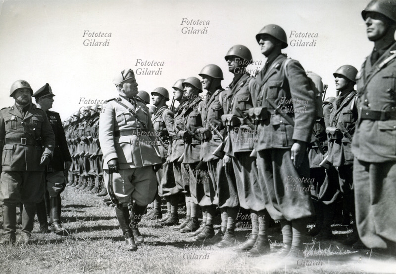 II GUERRA MONDIALE Benito Mussolini in Sardegna passa in rassegna reparti di camicie nere. Italia 17 maggio 1942