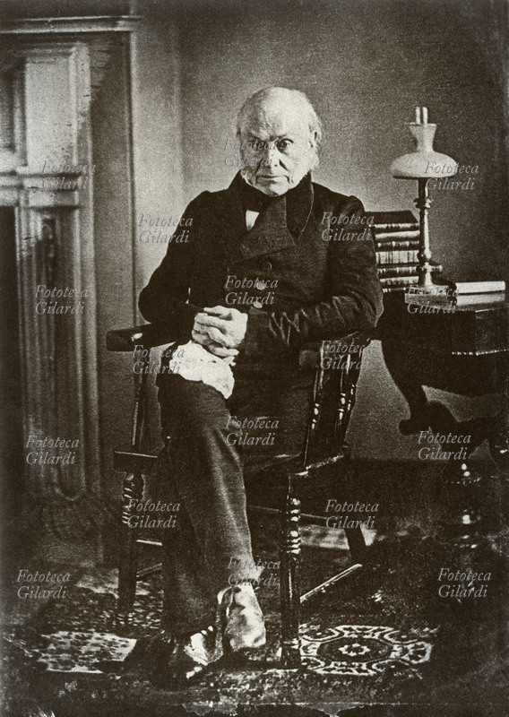 John Quincy ADAMS (11 luglio 1767 – 23 febbraio 1848), politico statunitense figlio di John Adams, secondo presidente degli Stati Uniti, ed egli stesso 6° presidente dal 1825 al 1829. Il suo percorso politico lo portò dal partito Federalista (fino al 1808) al partito Democratico-Repubblicano (1808 - 1828) con il quale fu eletto presidente; dalla scissione che provocò nello stesso ebbe origine il partito Repubblicano Nazionale (1828 - 1830), poi partito Anti-Massonico (1830 - 1834) e partito Whig (1834 - 1848), da cui deriva l\