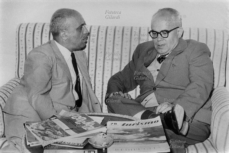 Amintore FANFANI (1908-1999), segretario della Democrazia Cristiana e Giulio Pastore (deputato e fondatore della CISL, 1902-1969) a Vallombroso, durante la conferenza nazionale del partito. Roma, 1957