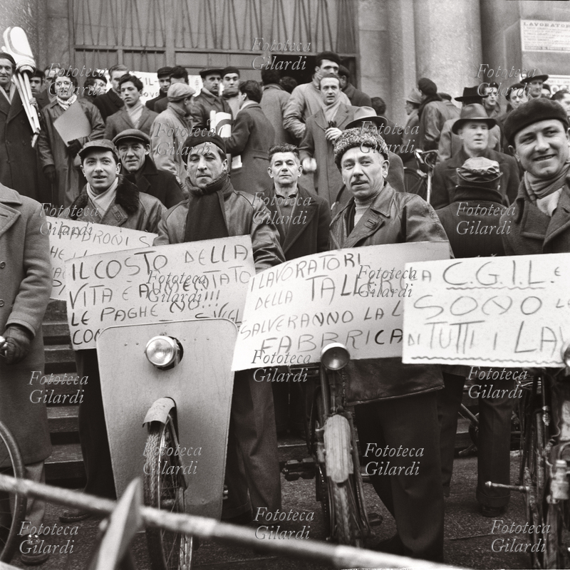 STORIA DEL MOVIMENTO OPERAIO lavoratori della Tallero in sciopero per gli aumenti salariali. Sui cartelli di protesta si legge: \