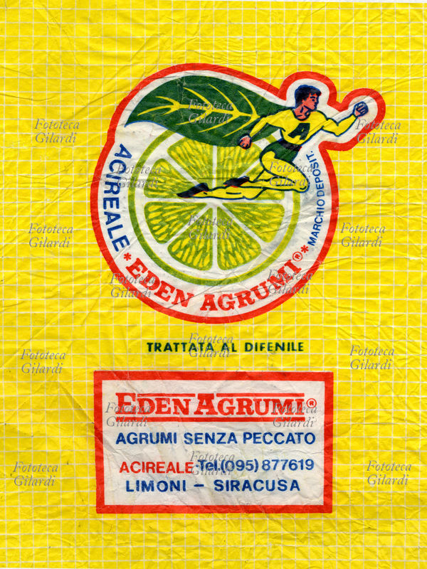 ETICHETTE Supereroe giallovestito, con una foglia a guisa di mantello e una grossa "A" sul petto. Velina per la protezione di limoni "Eden Agrumi - agrumi senza peccato" trattati al difenile. Acireale (Siracusa). Italia, 1995 circa.