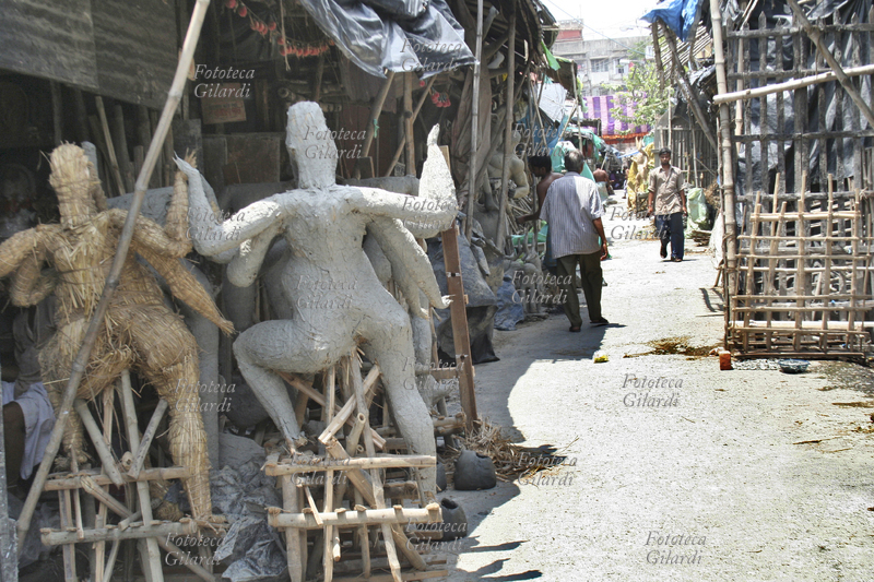 INDIA Nel quartiere degli scultori di Kumartuli, statue di creta di Durga. Il festival religioso di Durga è celebrato in tutta lIndia, ma specialmente nel Bengala Occidentale, in venerazione della Dea Durga, due volte lanno: una in marzo o aprile e una in settembre. Fotografia di Raffaella Milandri. India, Calcutta maggio 2007