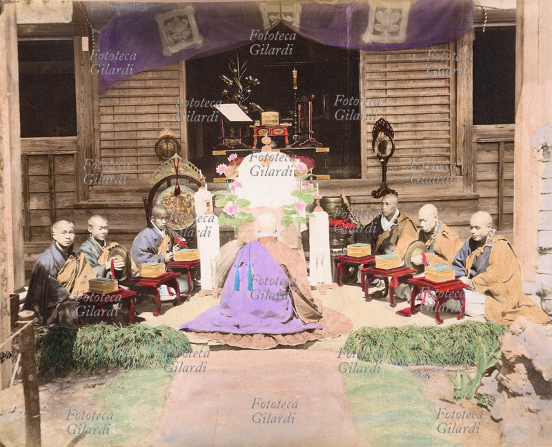 GIAPPONE 1890 Monaci buddisti riuniti, all\