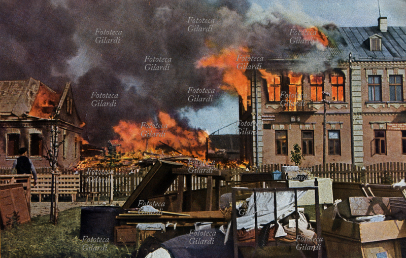 IIa G.M. Germania/URSS Le truppe sovietiche danno fuoco alle case prima di abbandonare le città, consegnandole agli invasori tedeschi. Immagine fotografica pubblicata su \