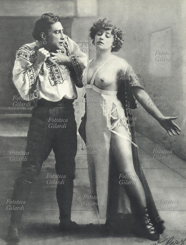 Sidonie-Gabrielle COLETTE (1873-1954) a seno nudo in una scena de \