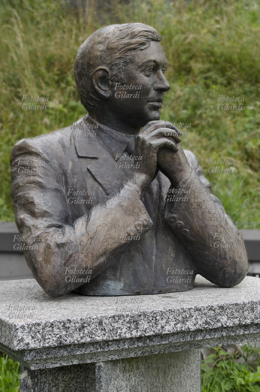 Walter TOBAGI (1947 - 1980) giornalista e scrittore italiano, vittima del terrorismo, assassinato il 28 maggio 1980 in un attentato della Brigata XXVIII marzo, gruppo affine alle Brigate Rosse. Dopo gli esordi nell\