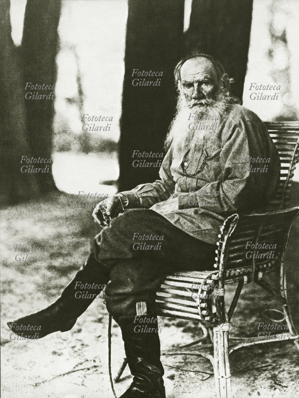 Lev TOLSTOJ (9 settembre 1828 – 20 novembre 1910), scrittore, filosofo, educatore e attivista sociale russo, ritratto in giardino, seduto su una poltroncina di bambù. Fotografia di Sergej Michajlovič Prokudin-Gorskij (30 agosto 1863 – 27 settembre 1944) Jasnaja Poljana 1908.