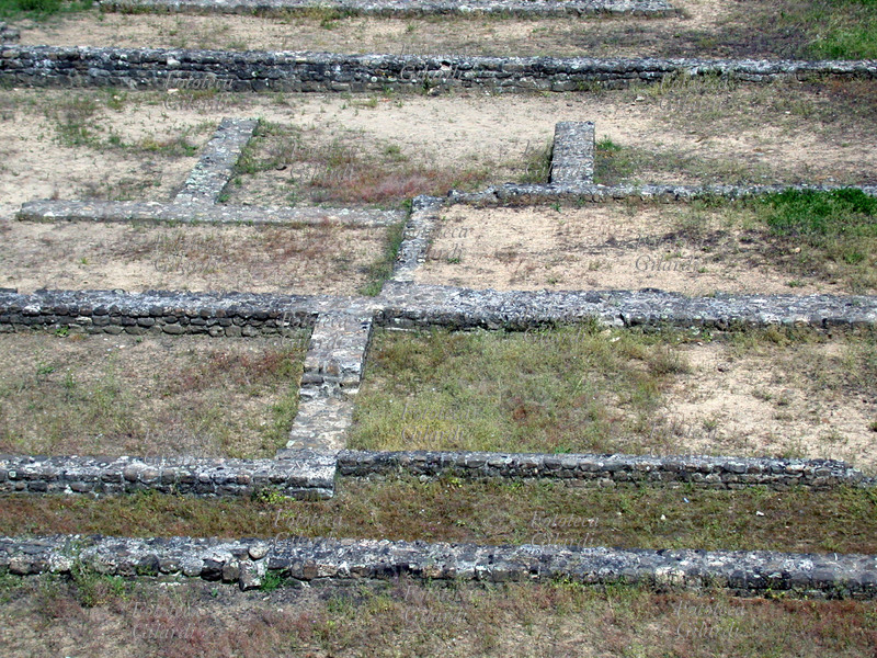 ARCHEOLOGIA Il perimetro delle abitazioni, dettaglio di veduta degli scavi archeologici di Libarna Romana, uno dei luoghi più interessanti e ricchi di storia del basso Piemonte. Dagli scavi sono affiorate strade lastricate ed isolati suddivisi in più nuclei di abitazione con i cortili, i vestiboli, le botteghe, i pozzi e la rete dei condotti di scarico. Libarna è nominata da Plinio, da Tolomeo, e più volte nella Tabula Alimentaria di Traiano; la sua importanza crebbe unitamente alle sue dimensioni a partire dall\