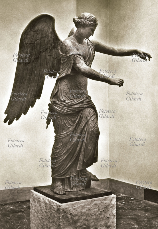 MITOLOGIA La Vittoria alata, statua in bronzo di anonimo del I sec. d.C.