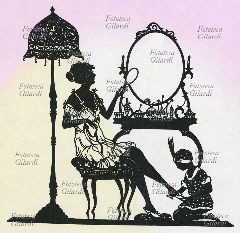 PROFUMO Giovane donna si specchia e profuma alla toilette, mentre una cameriera le infila ai piedi delle ciabattine. Silhouette del 1920 ispirata alla moda della metà del XIX secolo