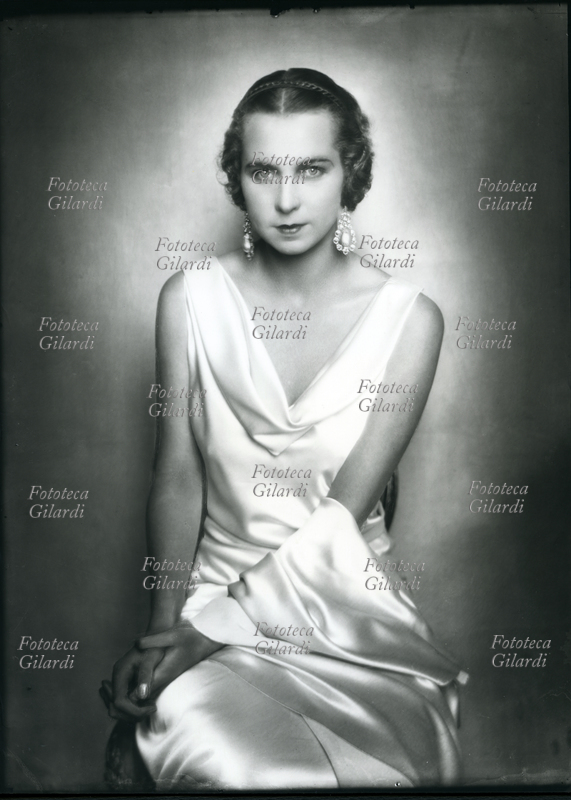 MARIA JOSÉ di Savoia (4 agosto 1906 – 27 gennaio 2001) Marie José Carlotta Sophia Amelia Enrichetta Gabriella di Sassonia Coburgo-Gotha, Principessa consorte del Piemonte in quanto moglie del futuro Umberto II dal 1930. Ritratto fotografico in abito di gala bianco eseguito da Ghitta Carell (20 settembre 1899 – 18 gennaio 1972), fotografa ufficiale dei reali d\