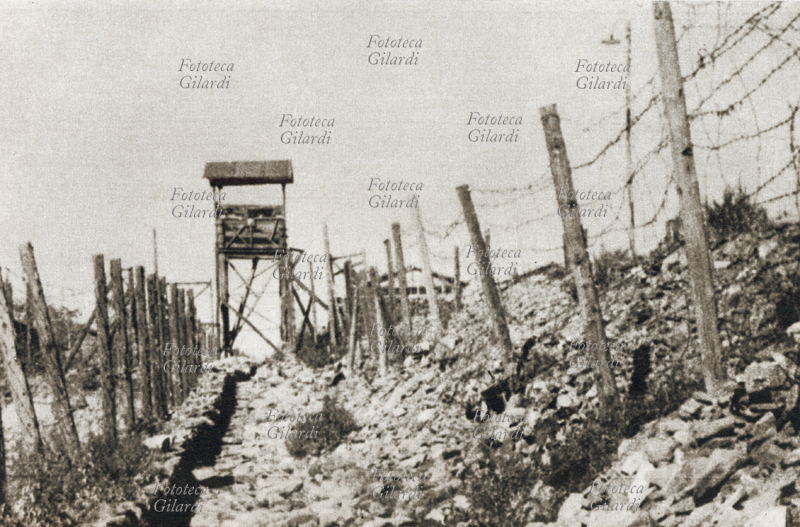 CAMPO DI YOL India, catena del Dhola Dar - doppia fila di reticolato con filo spinato, le torrette di avvistamento erano installate lungo il perimetro del campo per controllare eventuali tentativi di fuga - 1943