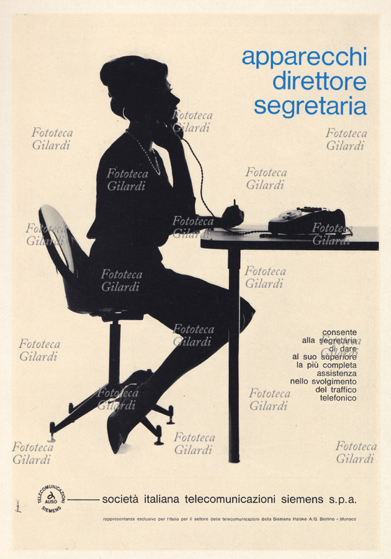 TELEFONO Apparecchi direttore segretaria. Consente alla segretaria di dare al suo superiore la più completa assistenza nello svolgimento del traffico telefonico. Annuncio pubblicitario editoriale, per Società Italiana Telecomunicazioni Siemens, Milano. Art director, Emanuela Federici. Fotografia di Zabban, (Milano) 1962 1963.