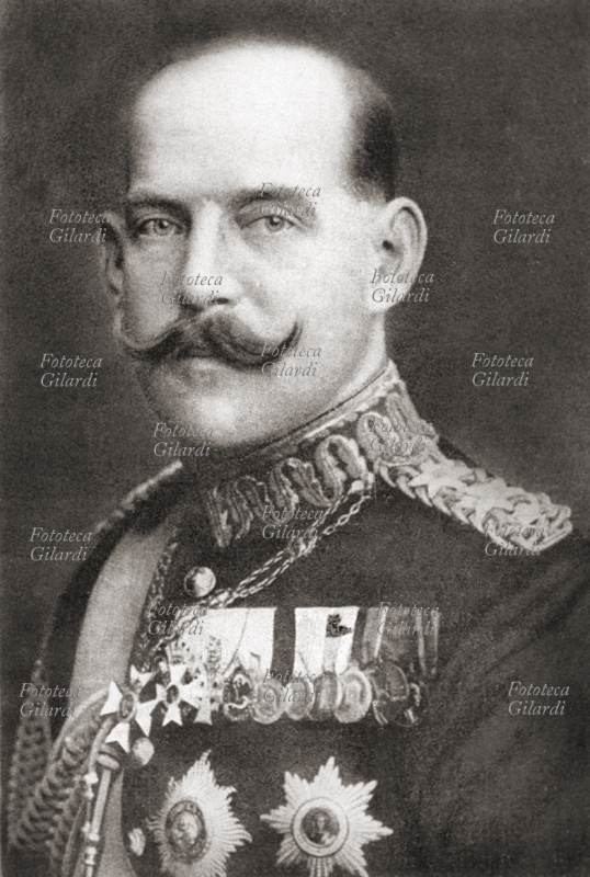 COSTANTINO I DI GRECIA (18681923) re di Grecia. Viene ricordato, soprattutto quando era principe ereditario, perché aveva presieduto al Comitato sportivo che aveva organizzato le prime Olimpiadi dell\