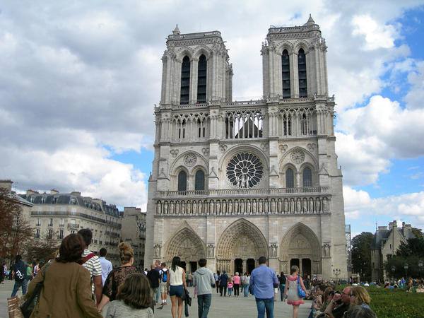 TOURISTS IN NOTRE DAME DE PARIS TOURISTS IN NOTRE DAME DE PARIS