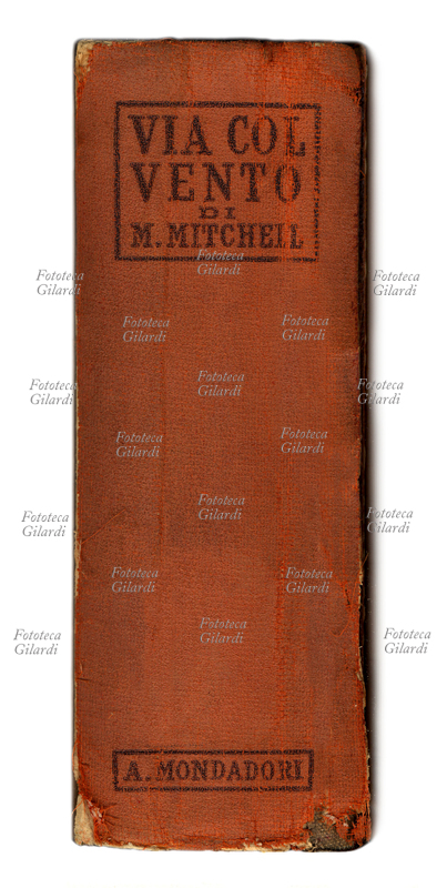 Margaret MITCHELL (1900-1949) Via col vento (1936). La costa del grosso volume del romanzo che rese celebre la scrittrice statunitense. Traduzione italiana edita nella collana Omnibus di Arnoldo Mondadori, stampato nelle officine grafiche veronesi nel luglio 1946