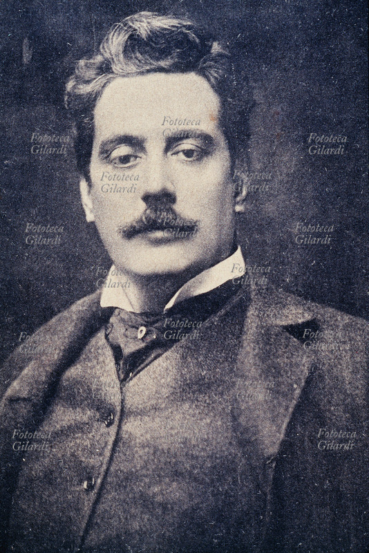 Giacomo PUCCINI (1858-1924), ritratto frontale a mezzo busto, del musicista compositore. Fotocollografia S.E.C., Torino 1900 circa.