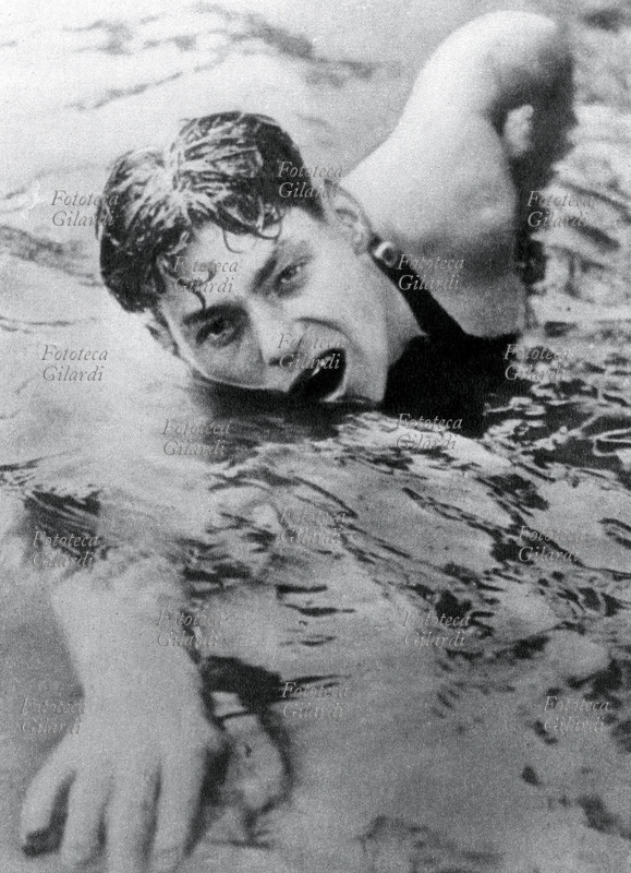 Johnny WEISSMULLER (2 giugno 1904 – 20 gennaio 1984), nuotatore, pallanuotista e attore statunitense, in un momento di gara. Nell\