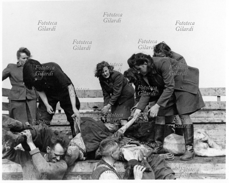 SECONDA GUERRA MONDIALE nazismo. Campo di sterminio di Bergen Belsen; dopo la liberazione ad opera dell\