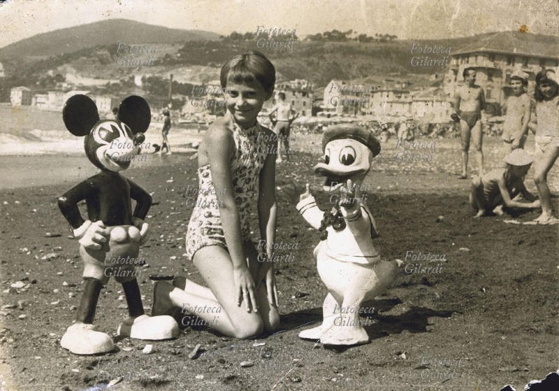 VACANZE Fotografia ricordo di una bambina in vacanza alla Colonia marina \