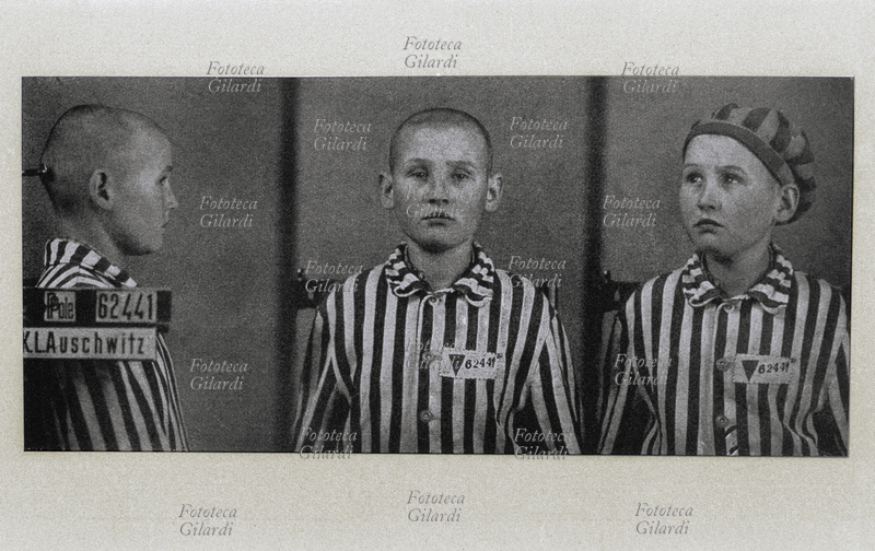 NAZISMO Auschwitz: foto segnaletica di un ragazzo polacco prigioniero politico (triangolo rosso) in divisa, di fronte, di profilo e di tre quarti con cappello. Servizio di identificazione, Auschwitz 1942