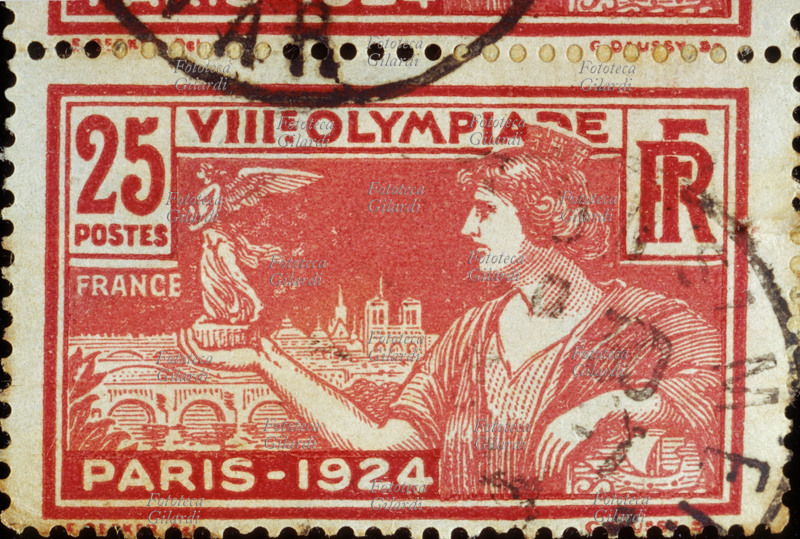 VIII OLIMPIADI Francobollo commemorativo della serie "Giochi Olimpici Estivi 1924 - Parigi" delle poste francesi. Nella vignetta una immagine allegorica della Francia e la Vittoria alata sullo sfondo di Notre Dame e i ponti sulla Senna. Data del timbro postale: 3-7-1924, valore nominale 25 centesimi, Francia, emissione del 1 aprile 1924