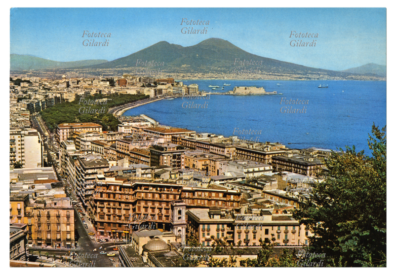 NAPOLI classico panorama con il Vesuvio, veduta da Posillipo (la stessa inquadratura nella cartolina del 1945 circa a #32787, per un confronto dei cambiamenti avvenuti); cartolina postale in quadricromia offset, 1975 circa