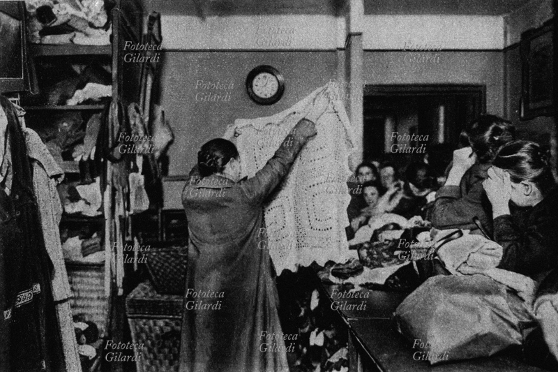 CRISI ECONOMICA Berlino: la popolazione impegna oggetti al Monte di Pietà negli anni della grave crisi economica. Germania 1923