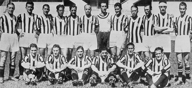 CALCIO Foto di posa della squadra Juventus, vincitrice per la quinta volta dello scudetto. In piedi da sinistra: Calligaris, Ramella, Gabetto, Cason, Cesarini, Ferrari, Vallinasso, Diena II, Rosetta, Varglien, Bertolini e Borel II. Seduti: Foni, Seratoni, Depetrini, Tiberti, Vaglien II e Monti. Italia, 1935