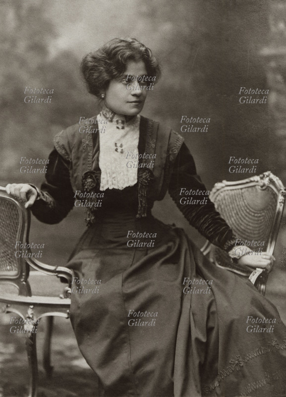 Ada NEGRI (1870-1945) poetessa e scrittrice italiana, ricordata inoltre per essere stata la prima e unica donna ad essere ammessa all\