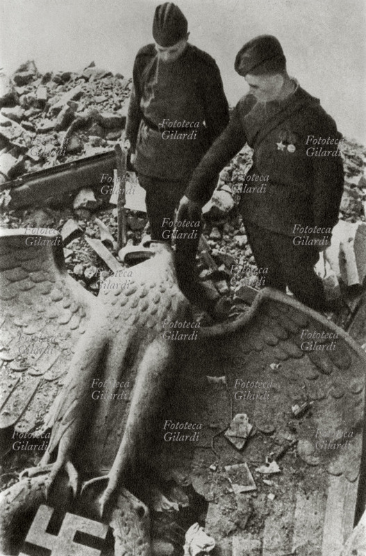 II GUERRA MONDIALE arrivano i soldati sovietici e abbattono i simboli del potere: nella fotografia le rovine di una insegna raffigurante l\