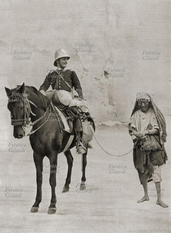 GUERRA DI LIBIA Un arabo imputato di tradimento tradotto alle carceri da un Carabiniere italiano. Libia, febbraio 1911