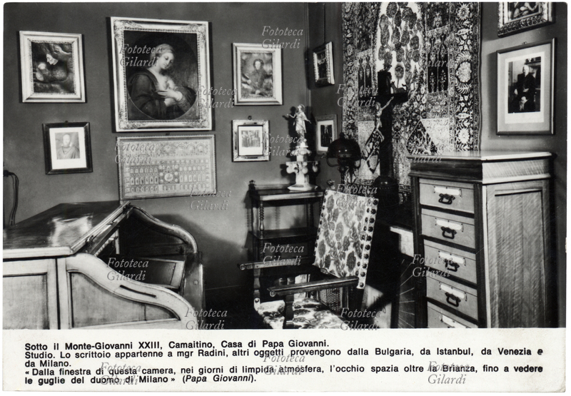 GIOVANNI XXIII Camaitino, la casa di Papa Giovanni. Studio. Lo scrittoio appartenne a monsignor Radini, altri oggetti provengono dalla Bulgaria, da Istanbul, da Venezia e da Milano. Cartolina Postale, fotografia, Sotto il Monte-Giovanni XXIII (BG), circa 1960