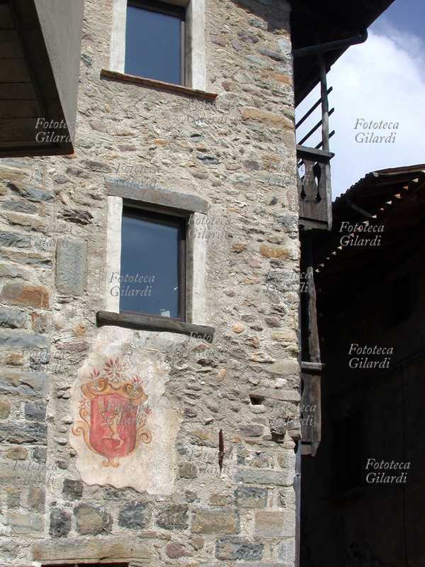 GRATAROLI Stemma con il visone e una grattugia affrescato sulla casa del XV secolo di proprietà della antica famiglia di nobili Grataroli, una delle famiglie più potenti della Valle Brembana, ora sede del museo \
