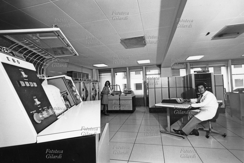 SETTORE TERZIARIO Sala della Banca Alto Milanese dedicata ai computer e calcolatori elettronici UNIVAC. Un tecnico e una operatrice curano l\