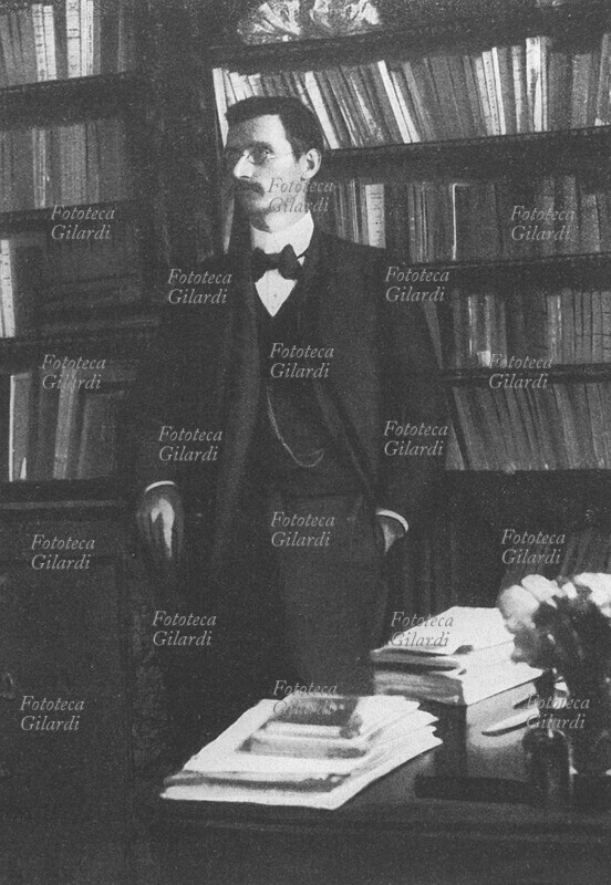 Guglielmo FERRERO (1871-1942) storico e sociologo italiano. Ritratto davanti alla biblioteca nel suo studio. Italia, dicembre 1901.