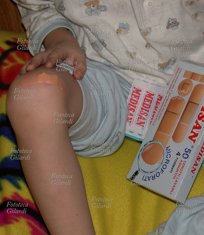 Hurt Small MEDICATION on the knee of a child protect from a plaster.