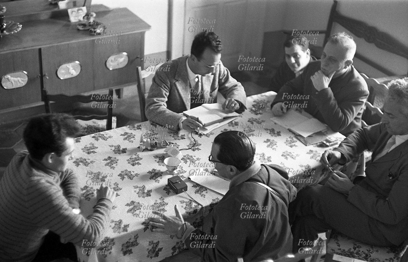 ALBANO DI LUCANIA (PZ) giovane uomo (Rocco Abate) racconta le sue esperienze di affatturazione al professor Ernesto De Martino (1º dicembre 1908 - 9 maggio 1965), etnologo, antropologo, storico delle religioni e filosofo, direttore della squadra composta anche da Romano Calisi (4 maggio 1931 - 20 maggio 1975), antropologo addetto alle registrazioni audio, Emilio Servadio (14 agosto 1904 - 18 gennaio 1995), psicoanalista, parapsicologo, esoterista e giornalista, e Mario Pitzurra (26 marzo 1916 - 1998), medico igienista, nel corso della spedizione antropologica condotta dal 15 maggio al 4 giugno 1957 in Lucania, descritta da De Martino nel libro \
