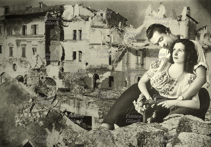 II GUERRA MONDIALE Due fidanzati abbracciati, sullo sfondo la città di Pisa bombardata il 15 gennaio 1944 . Fotomontaggio, 2004