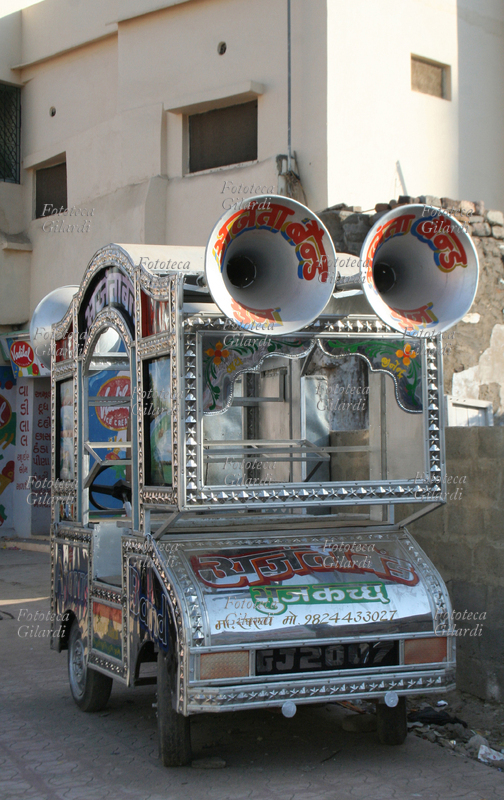 INDIA Macchina con megafoni e decorata, usata durante i cortei nuziali per diffondere musica. Fotografia di Raffaella Milandri. India, Bhuj novembre 2007