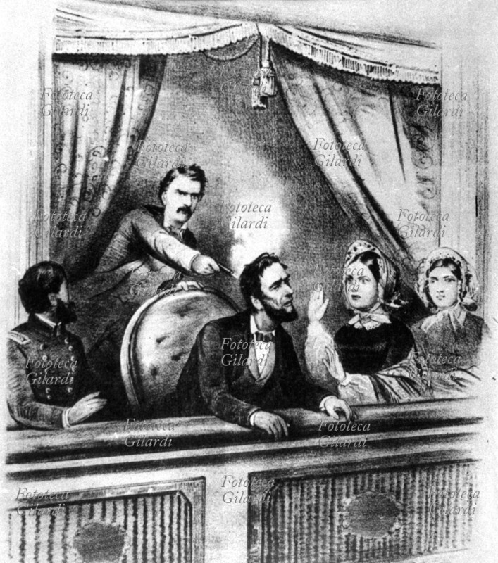 Abraham LINCOLN (12 febbraio 1809 – 15 aprile 1865), politico e avvocato statunitense, 16º presidente degli Stati Uniti dal 4 marzo 1861, il primo appartenente al Partito Repubblicano, ferito a morte da John Wilkes Booth mentre assiste assieme alla moglie ed alcuni amici alla commedia \