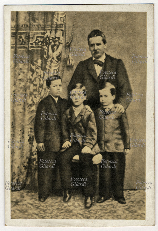Giovanni PASCOLI (1855-1912) il padre del poeta, Ruggero Pascoli con i tre figli maggiori: da sinistra Giacomo, Luigi e Giovanni. Ritratto fotografico del 1862