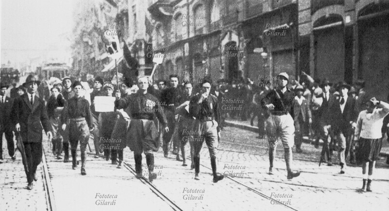 MARCIA SU ROMA reparti fascisti sfilano per via del Tritone bruciando i ritratti di Lenin. Roma, 1922.