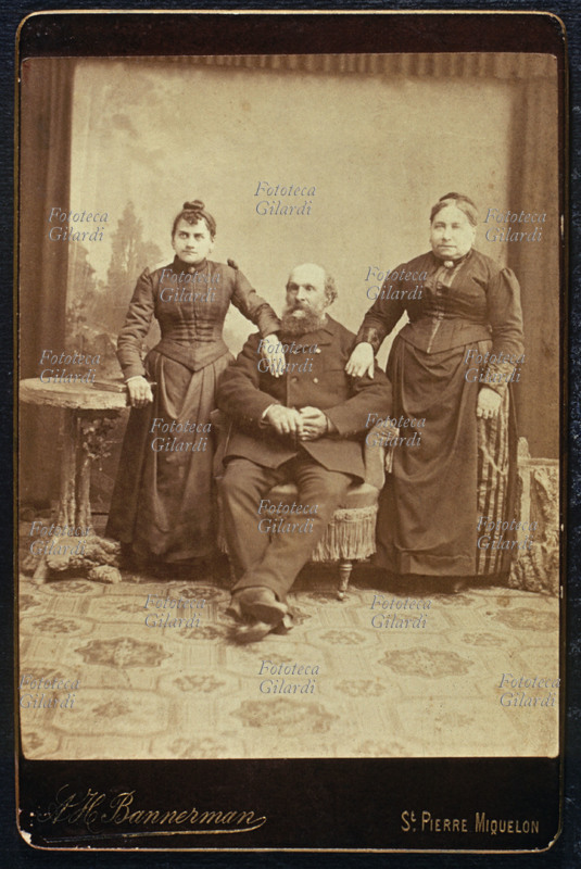 FAMIGLIA genitori e figlia adulta. Il padre è l\