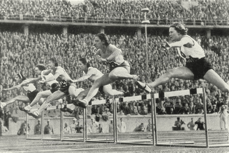 XI OLIMPIADI Gara degli 80 metri ostacoli femminile. La 3° da sinistra è Trebisonda Valla (detta Ondina, 20 maggio 1916 – 16 ottobre 2006), atleta italiana che vincerà con il tempo di 11"6. Berlino, 1936.