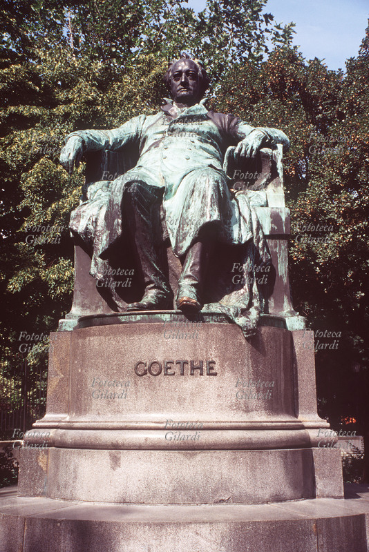 Johann Wolfgang GOETHE (28 agosto 1749 - 22 marzo 1832). Monumento di Edmund Ritter von Hellmer (1850 - 1935) dedicato dalla città di Vienna allo scrittore, poeta, drammaturgo, saggista, pittore, teologo, filosofo, umanista, scienziato, critico d\