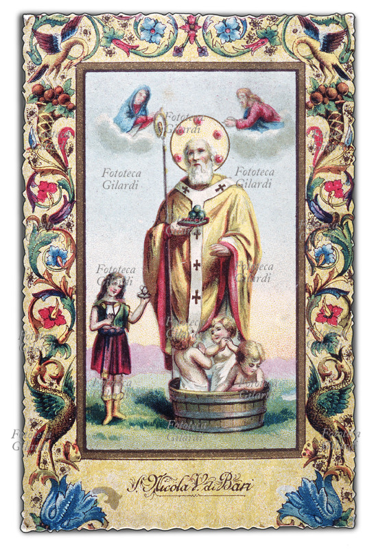 SAN NICOLA DI BARI (detto anche Nicola di Mira, IV secolo) raffigurato con il pastorale, un libro con tre sfere, tre bambine in una tinozza ed una giovanetta che gli porge un bicchierino. Vescovo di Mira, fu in carcere sotto Diocleziano e Massimiano; liberato da Costantino (313) partecipò al Concilio di Nicea (325). Cromolitografia, Milano 1910 circa.