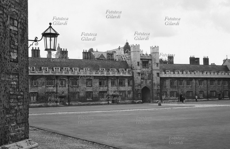 COLLEGE Trinity College, cortile centrale (The Great Court). Visione dell\