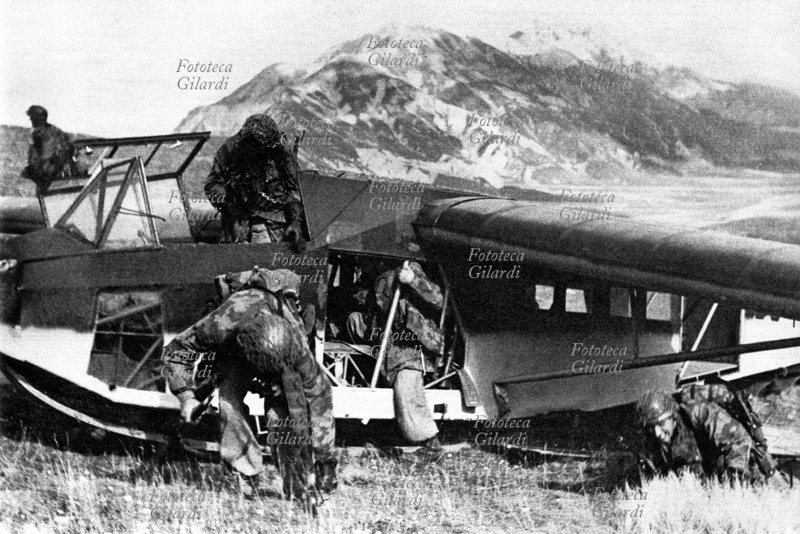 SECONDA GUERRA MONDIALE paracadutisti tedeschi escono dagli alianti, atterrati di fianco all\